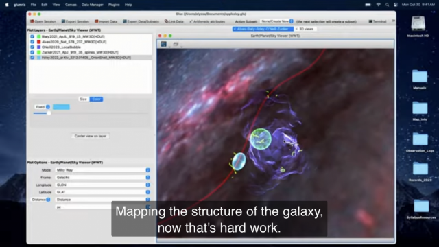 애플이 신형 맥북 출시 이벤트 동영상을 통해 “우주(갤럭시)의 구조를 지도화 하는 것은 어려운 일입니다(Mapping the structure of the galaxy, now that’s hard work)”라며 삼성전자 모바일 브랜드 갤럭시를 간접 언급하고 있다. 사진=유튜브 캡쳐