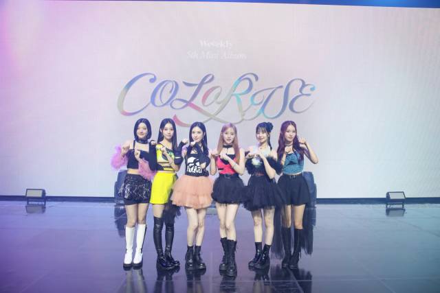 그룹 위클리(Weeekly)가 1일 오후 서울 용산구 블루스퀘어 신한카드홀에서 열린 미니 5집 '컬러라이즈(ColoRise)' 발매 기념 미디어 쇼케이스에서 포즈를 취하고 있다. / 사진=IST엔터테인먼트