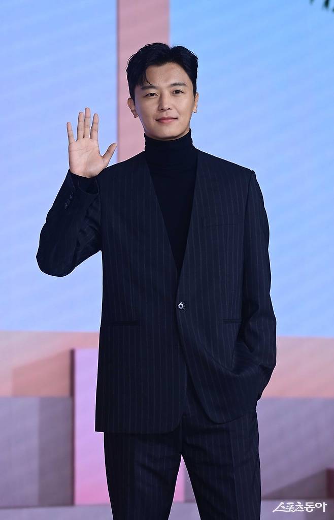 배우 연우진이 1일 서울 종로구 JW메리어트 동대문스퀘어서울에서 열린 넷플릭스 ‘정신병동에도 아침이 와요’ 제작발표회에서 포즈를 취하고 있다. 주현희 기자 teth1147@donga.com