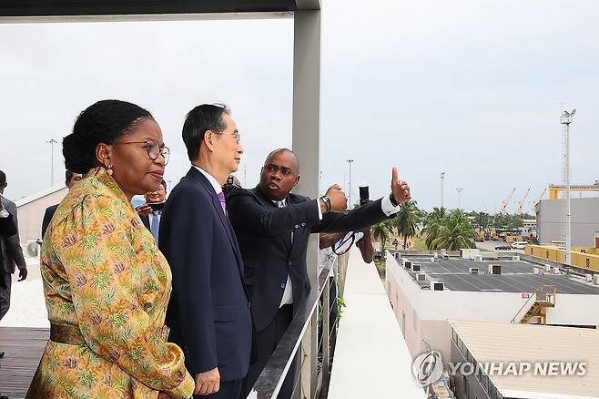 토고 총리와 항구 찾은 한덕수 총리 (서울=연합뉴스) 아프리카와 유럽을 순방 중인 한덕수 국무총리가 31일(현지시간) 빅토와 토메가-도그베 토고 총리와 수도 로메의 항구를 찾아 경제 발전 정책과 물류 상황에 대해 듣고 있다. 2023.11.1 
    [국무총리실 제공. 재판매 및 DB 금지] hkmpooh@yna.co.kr