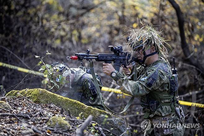 산악지역전투 실시하는 우즈베키스탄 장병들 (서울=연합뉴스) 지난 23일부터 27일까지 강원도 인제 육군 과학화전투훈련단에서 열린 제1회 국제 과학화전투 경연대회에서 우즈베키스탄 장병들이 산악지역전투를 실시하고 있다. 2023.10.28 [육군 제공. 재판매 및 DB 금지] photo@yna.co.kr