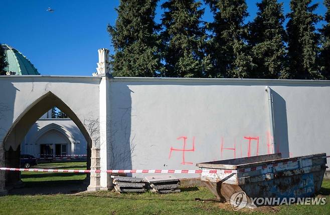 화재가 발생한 오스트리아 빈의 한 공동묘지 내 장례식장 (AFP=연합뉴스) 1일 오전 오스트리아 빈의 한 공동묘지 내 유대인 장례식장 건물에서 불이 나 건물 로비 입구가 일부 불탄 채 꺼졌다. 건물 외벽에는 반유대주의 표식이 새겨져 있었으며 경찰은 방화 가능성 등을 수사 중이다. photo@yna.co.kr 2023.11.1.