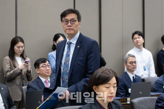 이창용 한국은행 총재가 지난 19일 서울 중구 한국은행에서 열린 금융통화위원회에 입장하고 있다.(사진=공동취재단)