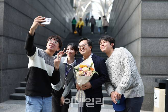 2일 중국 칭화대 인근에서 김동연 경기도지사와 칭화대 한인 유학생들이 기념사진을 찍고 있다.(사진=경기도)