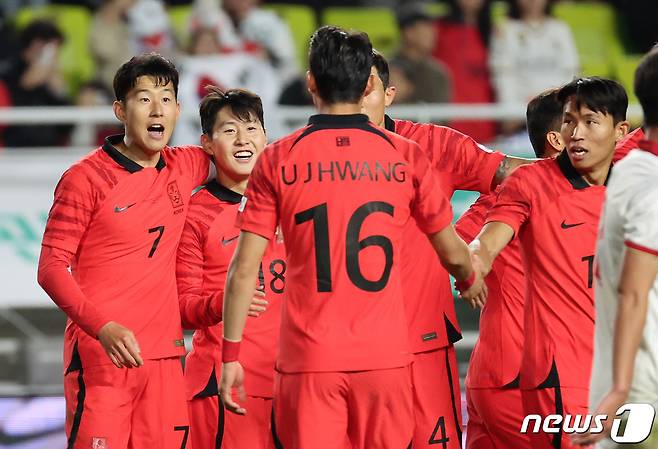 17일 경기 수원시 팔달구 수원월드컵경기장에서 열린 축구 국가대표 평가전 대한민국과 베트남의 경기, 후반 대한민국 이강인이 팀의 다섯 번째 공을 성공시킨 뒤 손흥민을 비롯한 선수들과기쁨을 나누고 있다. 2023.10.17/뉴스1 ⓒ News1 김진환 기자