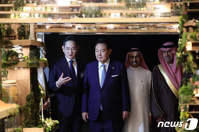 사우디아라비아를 국빈 방문 중인 윤석열 대통령이 23일(현지시간) 리야드 네옴 전시관을 방문해 이재용 삼성전자 회장과 전시물을 관람하고 있다. (대통령실 제공) 2023.10.24/뉴스1 ⓒ News1 오대일 기자