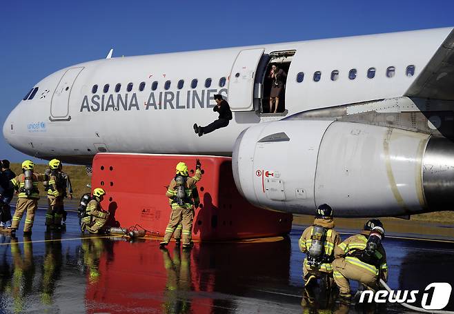 2일 오후 제주국제공항 화물청사 계류장에서 항공기 화재·다수 사상자 발생 사고 대비 긴급구조 종합훈련이 열리고 있다.(제주소방안전본부 제공) 2023.11.2/뉴스1 ⓒ News1 오현지 기자