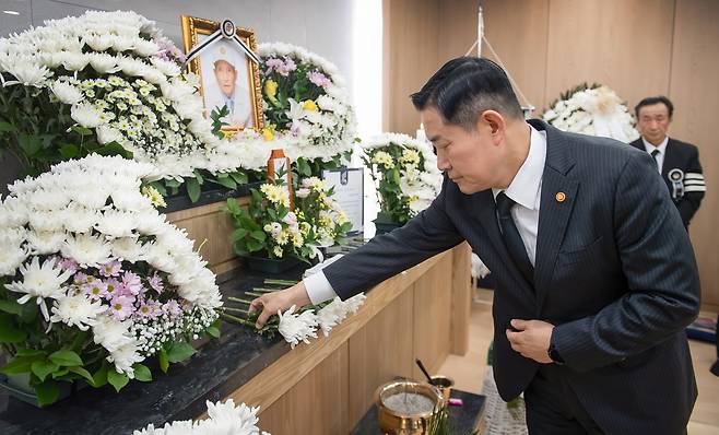 신원식 국방부 장관이 2일 오후 국군수도병원에 마련된 귀환 국군포로 김성태 옹 빈소를 찾아 영정 앞에 헌화하며 조의를 표하고 있다.(국방부 제공)