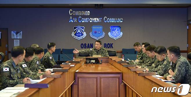 김승겸 합참의장(가데)이 2일 공군작전사령부 한국항공우주작전본부에서 공중전력 대비태세 현황을 보고받고 효과적인 작전수행 방안을 논의했다. (합참 제공) 2023.11.2/뉴스1