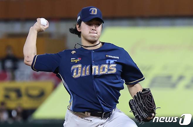 23일 오후 인천 SSG랜더스필드에서 열린 프로야구 '2023 신한은행 SOL KBO 포스트시즌' 준플레이오프 2차전 NC 다이노스와 SSG 랜더스의 경기, NC 선발투수 송명기가 1회말 등판해 역투하고 있다. 2023.10.23/뉴스1 ⓒ News1 김도우 기자