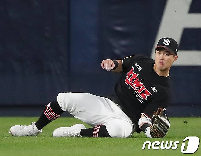 2일 오후 경남 창원NC파크에서 열린 프로야구 '2023 신한은행 SOL KBO 포스트시즌' 플레이오프 3차전 kt 위즈와 NC 다이노스의 경기 4회말 2사 주자 없는 상황 kt 배정대가 NC 권희동의 타구를 잡아내고 있다. 2023.11.2/뉴스1 ⓒ News1 윤일지 기자