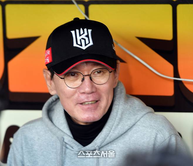 KT 이강철 감독이 2일 창원NC파크에서 열린 2023 KBO 플레이오프 3차전 NC전에 앞서 취재진과 인터뱌를 하고 있다. 2023.11.02. 창원 | 강영조기자 kanjo@sportsseoul.com