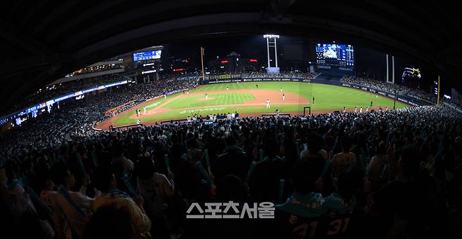 가을야구를 즐기는 야구팬들이 2일 창원NC파크에서 열린 2023 KBO 플레이오프 3차전 KT와 NC의 경기를 즐기고 있다. 2023.11.02. 창원 | 강영조기자 kanjo@sportsseoul.com