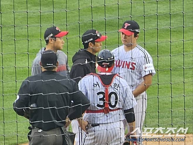 LG 고우석이 1일 상무와의 연습경기 도중 김경태 코치와 상의하고 있다. 잠실=권인하 기자