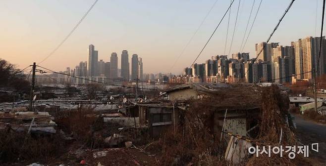 부동산 이슈가 2020년 대한민국을 뒤흔들었다. 부동산 문제는 자신 있다는 문재인 대통령의 호언장담과는 달리 내 집 마련에 대한 원성이 높아진 한 해였다. 정부가 널뛰는 집값을 잡기 위해 24번의 정책을 발표했지만 그때마다 집값은 더 올랐다. 서울 강남권 마지막 판자촌인 구룡마을과 휘황찬란한 고층 아파트가 극한 대비를 이루고 있다. 신축년 새해에는 주택시장 안정화가 찾아오기를 기대한다. /문호남 기자 munonam@
