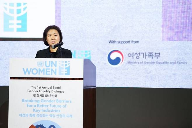 김경희 대통령 직속 국민경제자문회의 지원단장(대한민국 기획재정부 실장)이  2일 서울 중구 웨스틴 조선 서울 호텔에서 열린 서울 성평등 담화에서 축사를 전하고 있다. [사진=유엔여성기구성평등센터 제공]