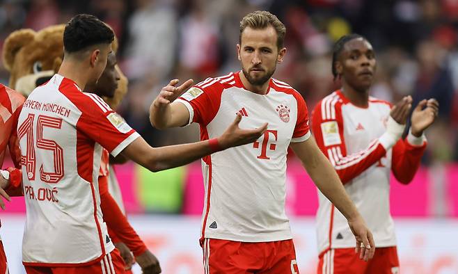 <YONHAP PHOTO-0096> epa10945309 Munich's Harry Kane (C) celebrates with teammates after winning the German Bundesliga soccer match between FC Bayern Munich and SV Darmstadt 98 in Munich, Germany, 28 October 2023.  EPA/RONALD WITTEK CONDITIONS - ATTENTION: The DFL regulations prohibit any use of photographs as image sequences and/or quasi-video./2023-10-29 00:37:54/ <저작권자 ⓒ 1980-2023 ㈜연합뉴스. 무단 전재 재배포 금지.>