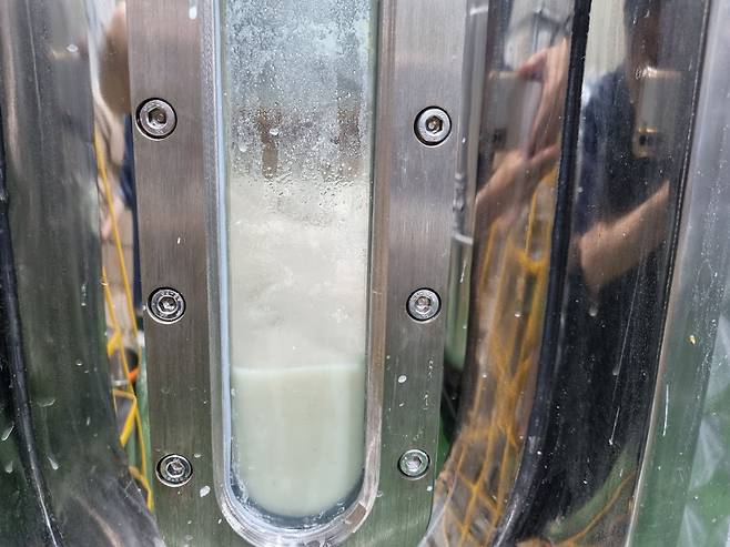 화심주조는 구운 쌀과 생쌀을 1대5의 비율로 섞어 분쇄한 뒤, 생쌀발효를 거쳐 증류한다. 발효제로 누룩을 쓰지 않고 조효소제, 위스키 효모를 쓰는 점도 특이하다. /박순욱 기자