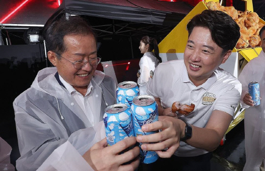 이준석 전 국민의힘 대표와 홍준표 대구시장이 지난 8월 대구 달서구 두류야구장에서 개막한 '2023 대구치맥페스티벌' 개막식에 참석하고 있다. 사진=연합뉴스