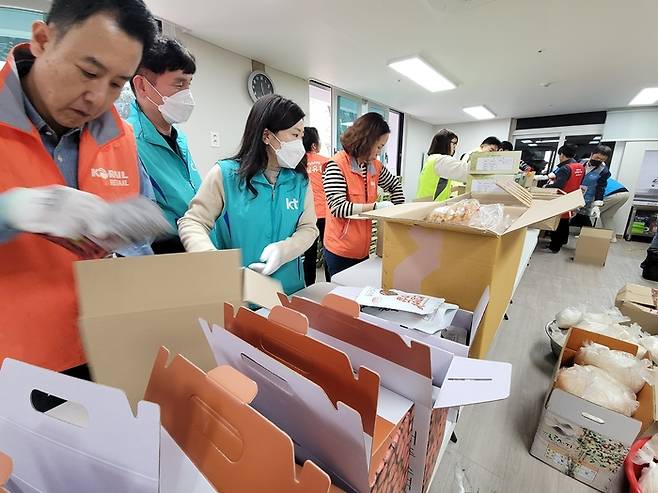 달구벌원팀 소속기관 임직원들이 '착한음식키트'를 포장하고 있다.