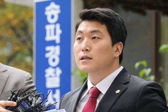 [서울=뉴시스] 권창회 기자 = 김민석 강서구의회 의원이 1일 오후 서울 송파구 송파경찰서 앞에서 남현희 무고죄 고소 및 기자회견을 열고 발언하고 있다. 2023.11.01. kch0523@newsis.com /사진=뉴시스