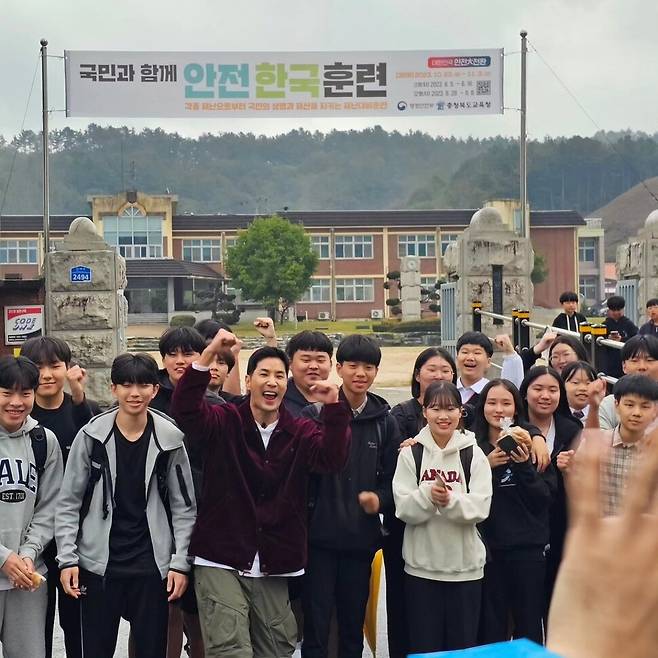 충북 청주시 미원면을 찾은 배우 김지석씨와 미원 학생들. 미원 산골마을빵 제공