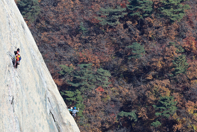 10월29일 오후 서울 강북구 북한산에서 시민들이 암벽 등반을 하고 있다. 연합뉴스