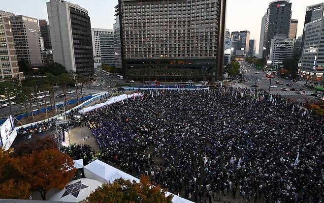 지난 29일 오후 서울 중구 서울광장에서 10·29 이태원참사 1주기 시민추모대회가 열리고 있다. 공동취재사진