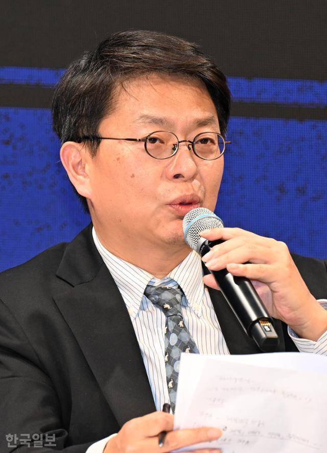 김정곤 대외경제정책연구원 인도남아시아팀장이 2일 서울 용산구 드래곤시티호텔 한라룸에서 열린 ‘2023 코라시아포럼’ '에서 발언하고 있다. 왕태석 선임기자