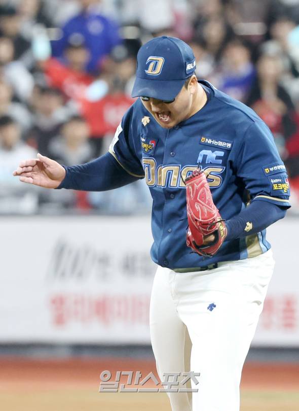 신민혁이 지난달 31일 수원 KT위즈파크에서 열린 KT 위즈와의 플레이오프 2차전에서 6회 말 2사 후 김상수를 내야 땅볼로 처리한 뒤 기뻐하고 있다. 수원=김민규 기자