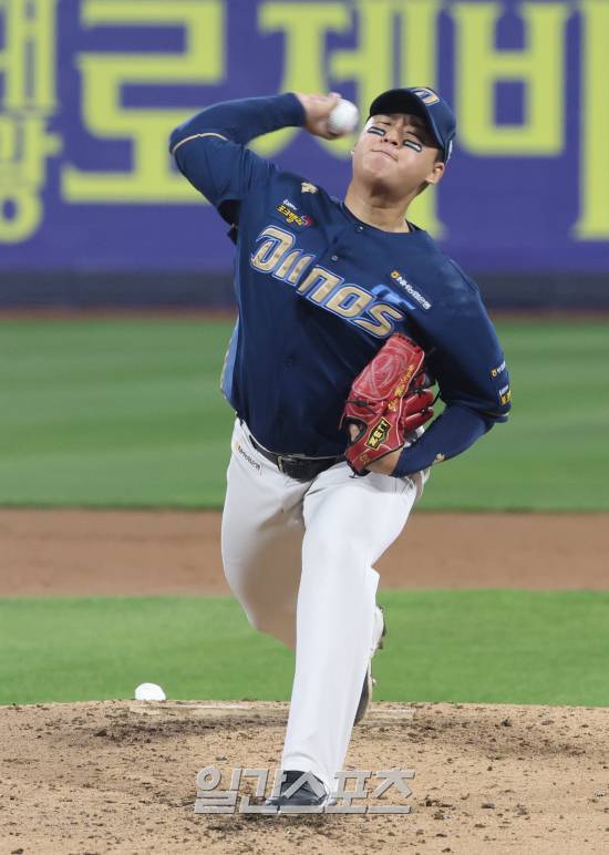 '2023 신한은행 SOL KBO 포스트시즌' NC다이노스와 kt위즈의 플레이오프 2차전 경기가 31일 오후 수원 kt위즈파크에서 열렸다. NC 선발 신민혁이 힘차게 공을 던지고있다. 수원=정시종 기자 capa@edaily.co.kr /2023.10.31.