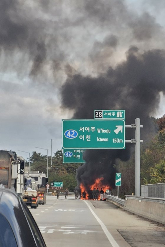 지난달 27일 장병들이 화재 현장을 통제하는 모습. 연합뉴스