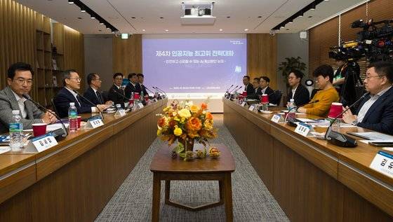 이종호 과학기술정보통신부 장관이 지난달 서울 강서구 LG사이언스파크에서 열린 '제4차 인공지능 최고위 전략대화' 에서 발언하고 있다. 사진 과학기술정보통신부