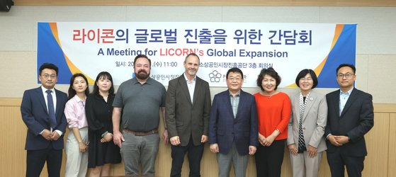 1일(수) 오전, 박성효 소상공인시장진흥공단 이사장(오른쪽에서 네 번째)이 대전 본부에서 개최된 Prosper Portland와의 간담회에서 관계자들과 기념사진을 촬영하고 있다.