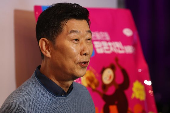 김홍국 하림그룹 회장이 지난 1일 서울 강남구 CGV청담씨네시티에서 열린 '푸디버디' 브랜드 론칭(출시) 행사에서 취재진 질문에 답하고 있다. [연합뉴스]