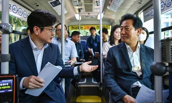 김병수 김포시장(왼쪽)과 오세훈 서울시장이 지난 8월 17일 김포시를 경유하는 '서울동행버스' 시승행사에서 버스에 함께 탑승했다. [사진 서울시]