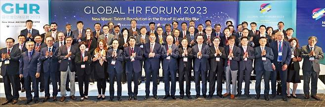 이주호 부총리 겸 교육부 장관(앞줄 왼쪽 여덟 번째)과 김정호 한국경제신문 사장(열 번째), 류장수 한국직업능력연구원 원장(일곱 번째), 유하 시필레 전 핀란드 총리(아홉 번째) 등 주요 연사와 참석자들이 1일 열린 ‘글로벌인재포럼 2023’에서 기념 촬영을 하고 있다.   /강은구 기자