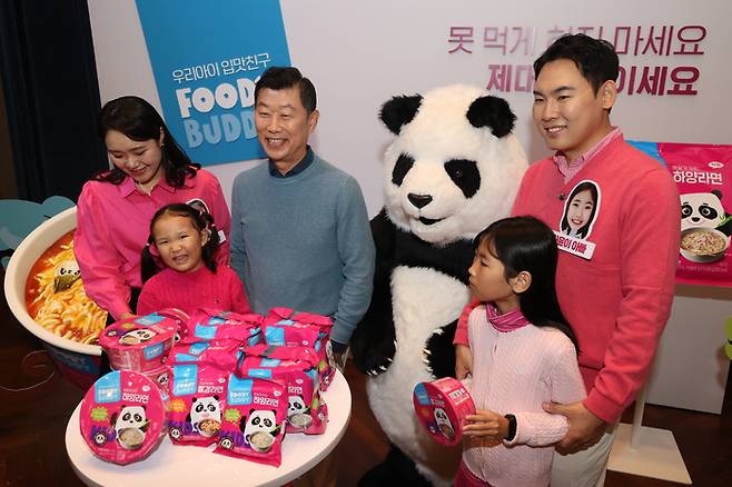 김홍국 하림그룹 회장(가운데)이 지난 1일 오전 서울 강남구 청담씨네시티에서 열린 ‘푸디버디’ 브랜드 론칭 행사에서 직원들과 포즈를 취하고 있다. [사진 출처 = 연합뉴스]