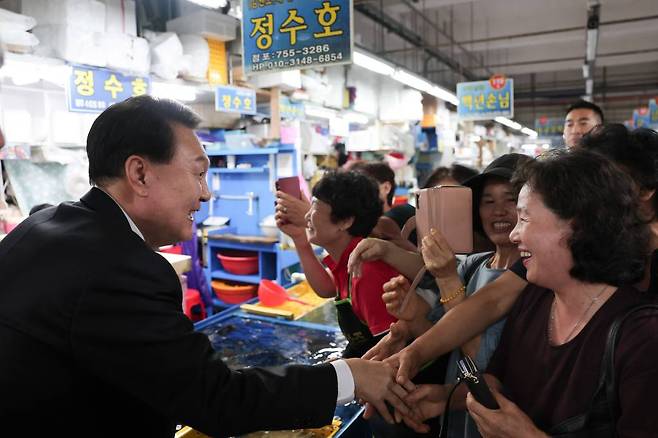 윤석열 대통령이 14일 부산 수영구 민락어민활어직판장을 방문해 시민들과 인사하고 있다. (사진=대통령실 제공) 2023.09.14. /사진=뉴시스