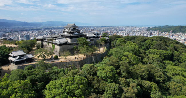 마쓰야마 시내를 한눈에 다 내려다볼 수 있는 자리에 들어선 마쓰야마 성. 400년 전에 지어진 마쓰야마 성에는 가장 높은 누각인 천수각이 옛 모습 그대로 남아 있다. 천수각을 비롯해 성안의 21개 동(棟)이 국가 중요 문화재다.