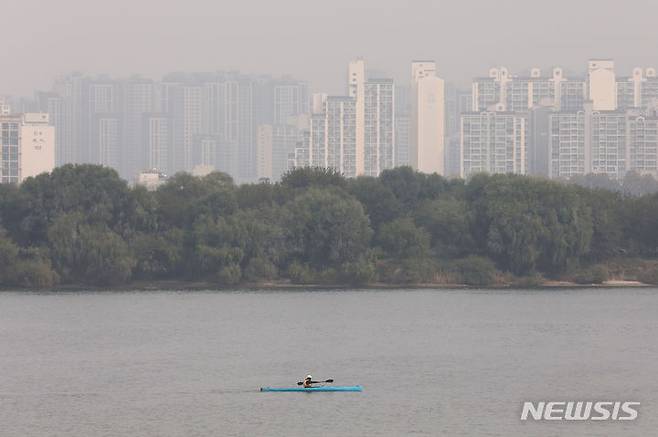 [서울=뉴시스] 권창회 기자 = 서울, 경기 등 수도권 초미세먼지 농도가 나쁨단계를 보인 지난달 26일 오전 서울 여의도 한강공원에서 바라본 도심이 뿌옇다. 2023.10.26. kch0523@newsis.com