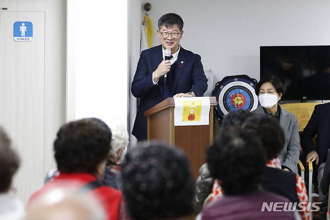 [서울=뉴시스] 최동준 기자 = 이기일 보건복지부 1차관이 지난 1월19일 설 명절을 앞두고 서울 은평구 충암경로당을 방문해 인사말을 하고 있다. 2023.01.19. photocdj@newsis.com