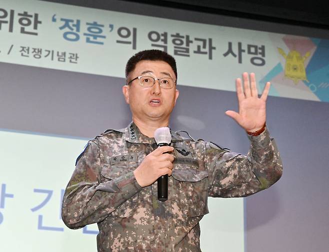 [서울=뉴시스] 박안수 육군참모총장이 첫 공식 현장일정으로 ‘정신전력 발전 세미나’에 참석해 확고한 대적관 확립의 중요성을 강조하고 있다. (사진=육군 제공) 2023.11.02. photo@newsis.com *재판매 및 DB 금지