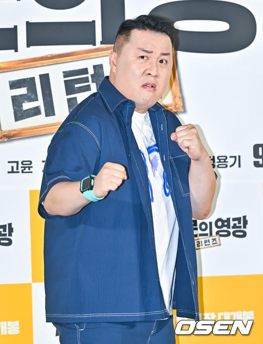 [OSEN=박준형 기자] 5일 서울 용산아이파크몰 용산 CGV에서 영화 ‘가문의 영광: 리턴즈’(감독 정태원) 제작보고회가 진행됐다.‘가문의 영광: 리턴즈’는 잘나가는 스타 작가 ‘대서’(윤현민 분)와 가문의 막내딸 ‘진경’(유라 분)을 결혼시키기 위해, 온갖 음모를 꾸미는 장씨 가문의 사생결단 결혼성사 대작전을 그린 코미디 영화다. 오는 21일 개봉.정준하가 포즈를 취하고 있다.    2023.09.05  / soul1014@osen.co.kr