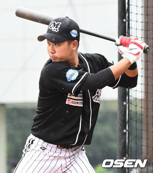 [OSEN=곤지암, 조은정 기자] 28일 경기도 광주 곤지암 팀 업 캠퍼스에서2024 KBO&nbsp;신인 드래프트 트라이아웃이 열렸다.내야수 황영묵이 타격 테스트를 받고 있다. 2023.08.28 /cej@osen.co.kr