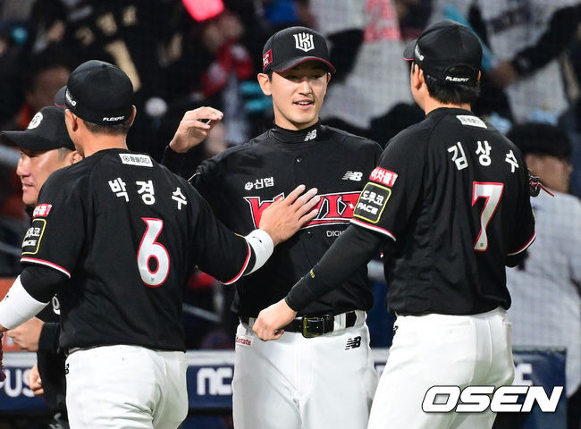 [OSEN=창원, 최규한 기자] 2일 오후 창원 NC파크에서 ‘2023 신한은행 SOL KBO 포스트시즌 플레이오프’ 3차전 NC 다이노스와 KT 위즈의 경기가 열렸다.5회말 1사 1루 상황 KT 선발 고영표가 NC 김형준을 병살타로 이끌며 무실점으로 이닝을 마무리지었다. 2루수 박경수, 유격수 김상수와 인사를 나누는 고영표. 2023.11.02 / dreamer@osen.co.kr