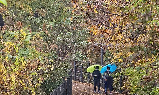 전국 곳곳에 가을비가 내린 지난 1일 오전 강원 춘천시 삼천동의 산책로에서 우산을 쓴 시민들이 걷고 있다. 연합뉴스