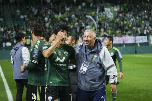 단 페트레스쿠 전북 현대 감독이 지난 1일 인천 유나이티드와 대한축구협회(FA)컵 준결승에서 3-1 승리를 거둔 뒤 선수들과 함께 기뻐하고 있다. 전북 현대 제공