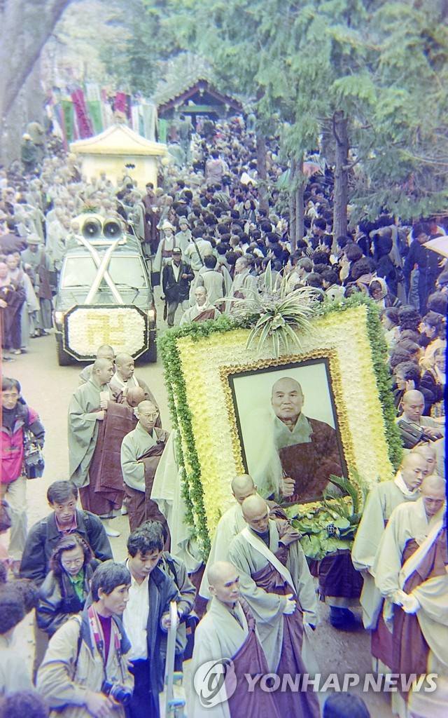성철 스님 다비식 (합천=연합뉴스) 1993년 11월 10일 성철스님의 법구가 해인사 퇴설당을 떠나 다비식장인 연화대로 향하고 있다. [연합뉴스 자료사진]