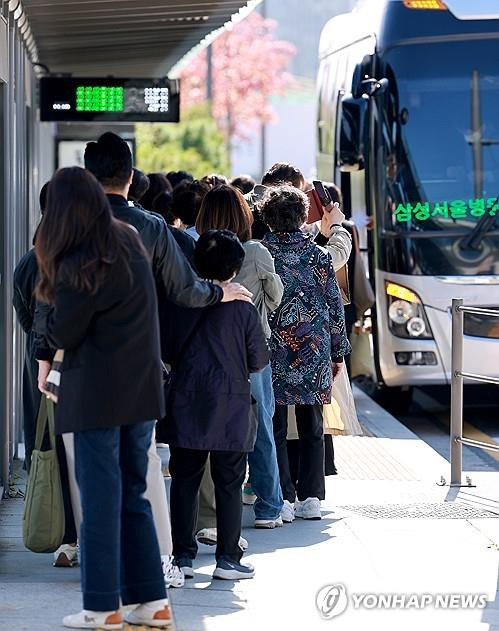 고속철도역 정류장 병원 셔틀 대기 (서울=연합뉴스) 홍해인 기자 = 17일 서울 강남구 고속철도 수서역 앞 버스정류장에서 상경 뒤 서울 강남 일대 대형 종합병원 진료를 받으려는 환자 등 이용객들이 병원 셔틀버스를 기다리고 있다. 2023.10.17 hihong@yna.co.kr [2023.10.18 송고]